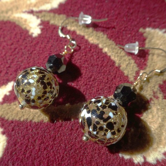 Handmade Murano Cluseau earrings in classic black, white, and gold - Picture 4 of 17